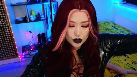 Snapshot of wickedxqueen chatting on May 10, 9:42 pm Laura online show from May 10, 9:42 pm