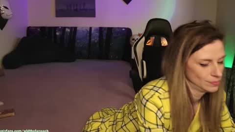 Snapshot of widthofapeach chatting on November 1, 7:43 am Gretchen Jimmy online show from November 1, 7:43 am