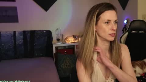 Snapshot of widthofapeach chatting on November 14, 1:37 am Gretchen Jimmy online show from November 14, 1:37 am