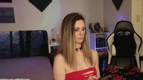 Snapshot of widthofapeach chatting on December 15, 12:26 am Gretchen Jimmy online show from December 15, 12:26 am