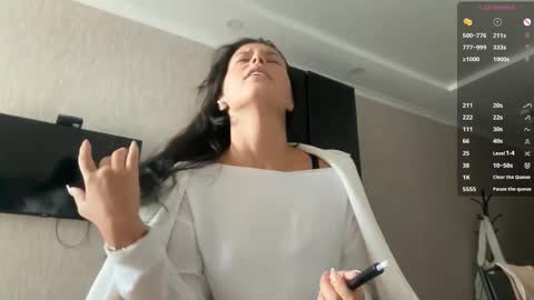 Mia online show from September 17, 6:04 am