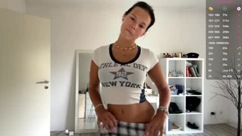 Mia online show from September 26, 7:12 am