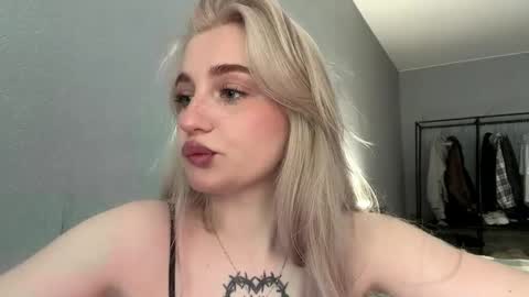 Snapshot of willenasow chatting on May 29, 3:10 pm Olivia online show from May 29, 3:10 pm