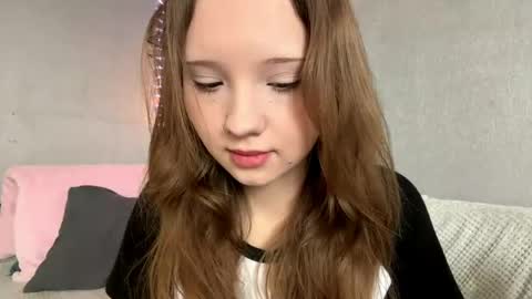 Snapshot of willenasow chatting on June 7, 3:05 pm Olivia online show from June 7, 3:05 pm