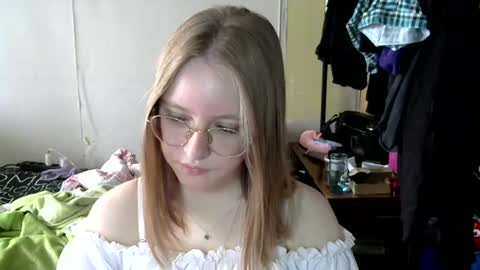 Snapshot of willenasow chatting on July 9, 5:44 am Olivia online show from July 9, 5:44 am