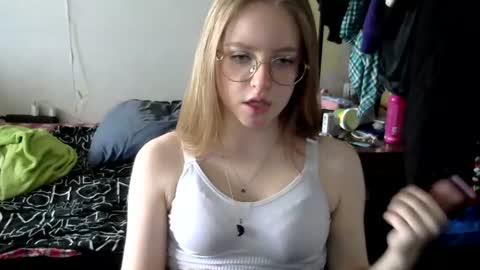 Snapshot of willenasow chatting on July 14, 7:24 am Olivia online show from July 14, 7:24 am