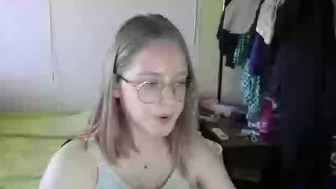 Snapshot of willenasow chatting on July 15, 5:12 am Olivia online show from July 15, 5:12 am