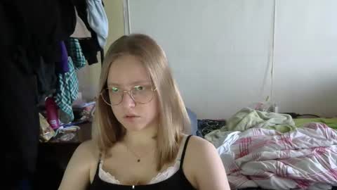 Snapshot of willenasow chatting on July 17, 5:14 am Olivia online show from July 17, 5:14 am