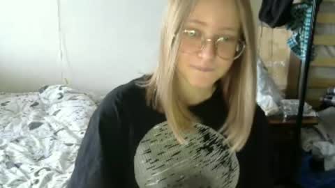 Snapshot of willenasow chatting on July 20, 6:17 am Olivia online show from July 20, 6:17 am