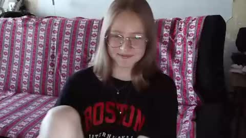 Snapshot of willenasow chatting on July 27, 5:03 am Olivia online show from July 27, 5:03 am