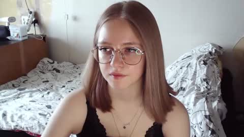 Snapshot of willenasow chatting on July 29, 6:00 am Olivia online show from July 29, 6:00 am