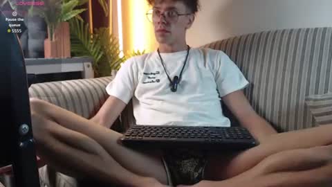 Snapshot of william_henry_a chatting on June 25, 10:03 pm William online show from June 25, 10:03 pm