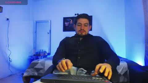 Snapshot of william_steel_ chatting on June 16, 11:35 am William Steel online show from June 16, 11:35 am