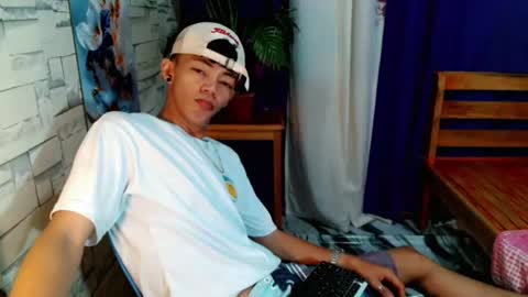 Snapshot of win_boy chatting on June 26, 10:19 am win_boy online show from June 26, 10:19 am