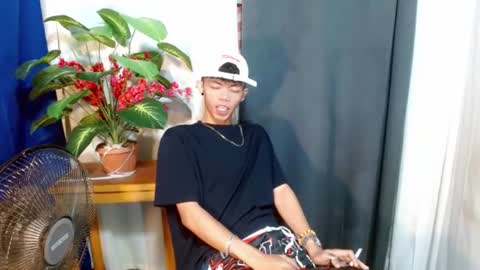 Snapshot of win_boy chatting on July 31, 9:52 am win_boy online show from July 31, 9:52 am