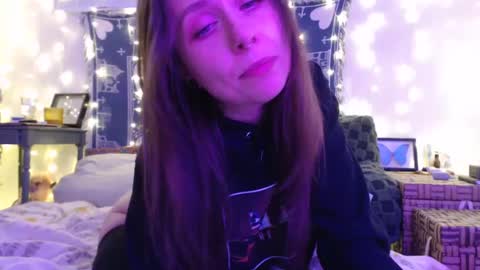 Eevie online show from December 7, 4:42 am