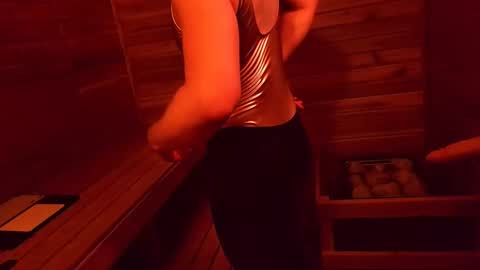 Snapshot of wipwips chatting on February 25, 8:24 am KiwiFruit89 online show from February 25, 8:24 am