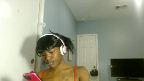 Snapshot of wishhwashy22 chatting on February 16, 5:15 am Chanel online show from February 16, 5:15 am