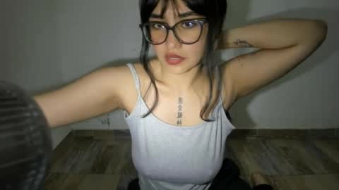 witch_3333 online show from August 3, 4:33 am
