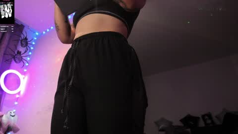 Snapshot of witchofhearts chatting on December 19, 1:18 am     Luna Violeta  A r t i s t  online show from December 19, 1:18 am