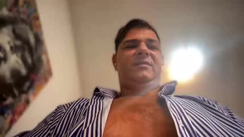 Snapshot of witebull83 chatting on April 8, 10:04 am Witebull online show from April 8, 10:04 am