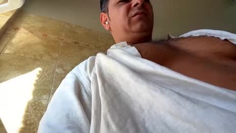 Snapshot of witebull83 chatting on May 9, 7:02 am Witebull online show from May 9, 7:02 am