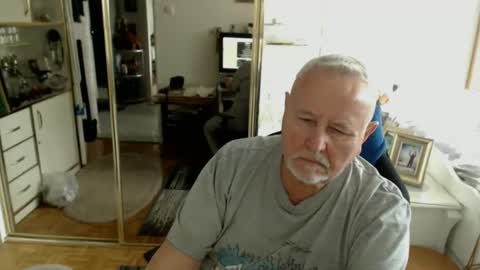 wlodek165 online show from April 2, 10:24 am
