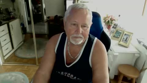 wlodek165 online show from May 5, 11:18 am