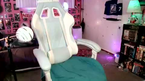Snapshot of wolfie_777 chatting on June 19, 9:51 pm Wolfie online show from June 19, 9:51 pm