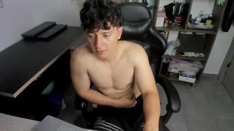 Snapshot of wolker_allan chatting on December 19, 4:19 am wolker_allan online show from December 19, 4:19 am