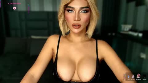 Snapshot of womanofyourdesire_ts chatting on December 19, 4:19 am Julia online show from December 19, 4:19 am