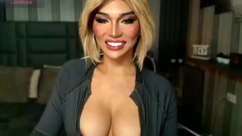 Snapshot of womanofyourdesire_ts chatting on December 21, 9:16 am Julia online show from December 21, 9:16 am