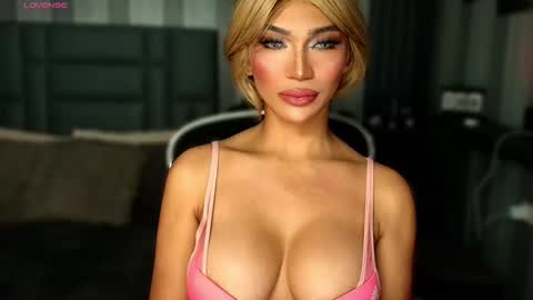 Snapshot of womanofyourdesire_ts chatting on January 13, 3:45 am Julia online show from January 13, 3:45 am