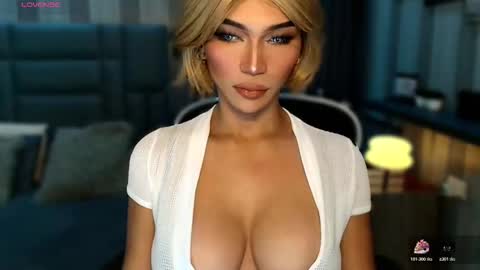 Snapshot of womanofyourdesire_ts chatting on February 3, 1:59 am Julia online show from February 3, 1:59 am