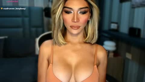 Snapshot of womanofyourdesire_ts chatting on February 4, 2:17 am Julia online show from February 4, 2:17 am