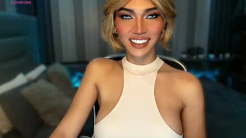 Snapshot of womanofyourdesire_ts chatting on February 7, 4:05 am Julia online show from February 7, 4:05 am