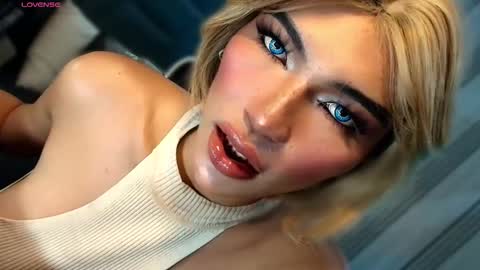 Snapshot of womanofyourdesire_ts chatting on February 9, 3:54 am Julia online show from February 9, 3:54 am