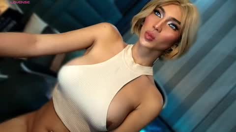 Snapshot of womanofyourdesire_ts chatting on February 10, 2:59 am Julia online show from February 10, 2:59 am