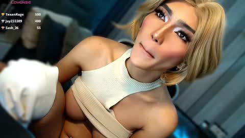 Snapshot of womanofyourdesire_ts chatting on February 20, 6:26 am Julia online show from February 20, 6:26 am