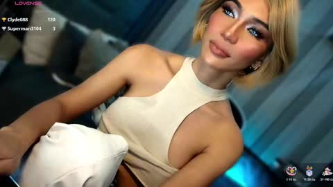 Snapshot of womanofyourdesire_ts chatting on February 21, 4:35 am Julia online show from February 21, 4:35 am