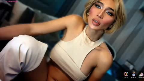 Snapshot of womanofyourdesire_ts chatting on March 1, 2:02 am Julia online show from March 1, 2:02 am