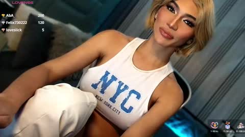 Snapshot of womanofyourdesire_ts chatting on March 8, 4:33 pm Julia online show from March 8, 4:33 pm