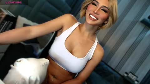 Snapshot of womanofyourdesire_ts chatting on March 12, 5:24 am Julia online show from March 12, 5:24 am