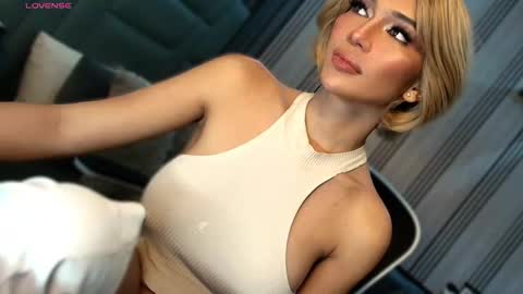 Snapshot of womanofyourdesire_ts chatting on March 15, 5:24 am Julia online show from March 15, 5:24 am