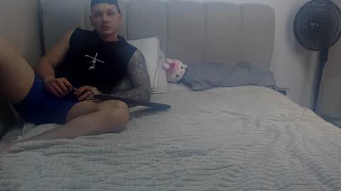 Snapshot of wondercouplexxx chatting on June 12, 5:50 am Sofia And Thomas online show from June 12, 5:50 am