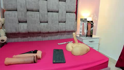 wonderkloe_ online show from December 14, 7:29 pm