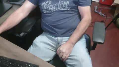 Snapshot of woodworker6473 chatting on January 11, 12:48 am woodworker6473 online show from January 11, 12:48 am