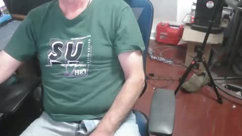 Snapshot of woodworker6473 chatting on January 12, 1:00 am woodworker6473 online show from January 12, 1:00 am