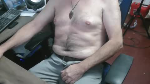 Snapshot of woodworker6473 chatting on February 12, 12:38 am woodworker6473 online show from February 12, 12:38 am