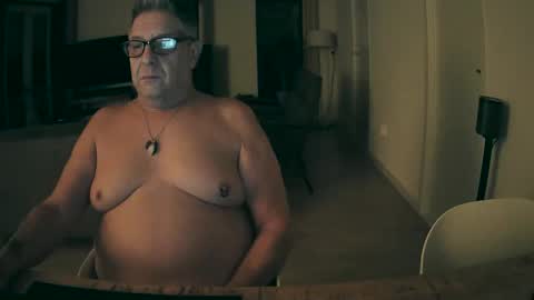 Snapshot of woodwurm chatting on November 15, 5:49 am woodwurm and Snoeske online show from November 15, 5:49 am